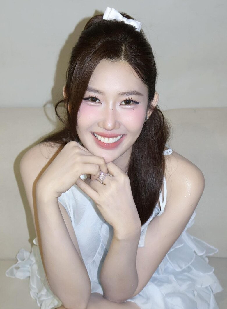 Nhan sắc đời thường của Thúy Ngân gây chú ý quốc tế - Ảnh 2.