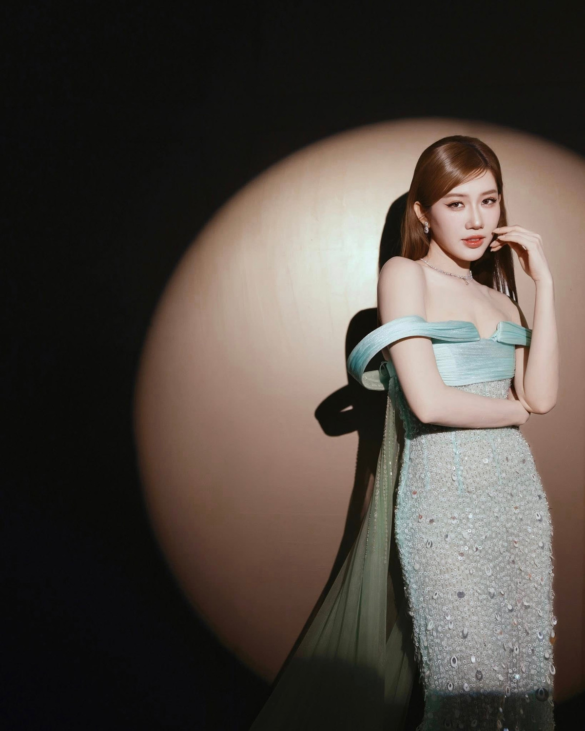 Nhan sắc đời thường của Thúy Ngân gây chú ý quốc tế - Ảnh 5.