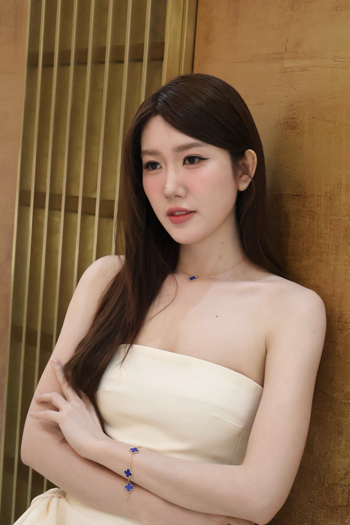 Nhan sắc đời thường của Thúy Ngân gây chú ý quốc tế - Ảnh 4.