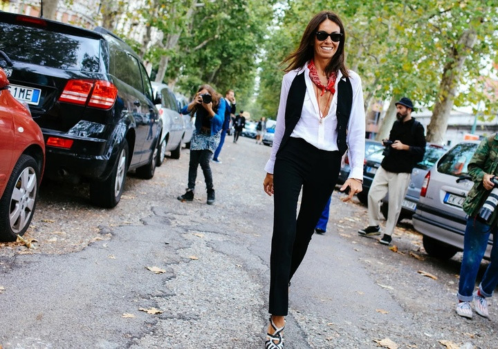 Quần jean bó sát dự báo sẽ tiếp tục hiện diện trong tủ đồ năm 2026.