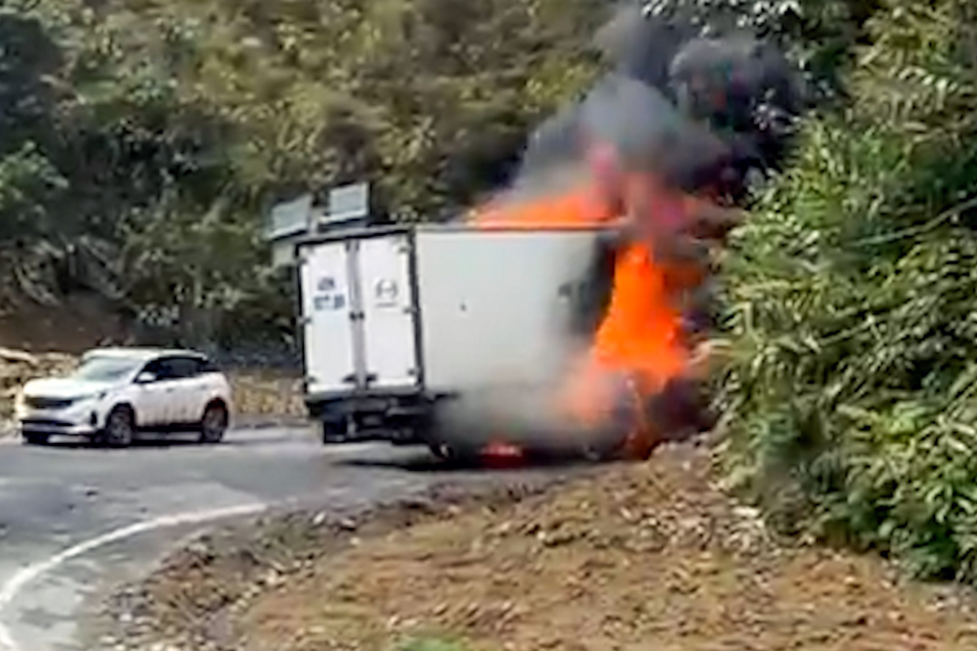 Xe tai boc chay 1 .jpg