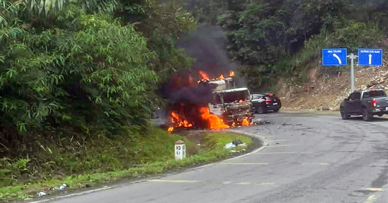 Ô tô tải bất ngờ cháy ngùn ngụt khi chạy qua đèo Khánh Lê