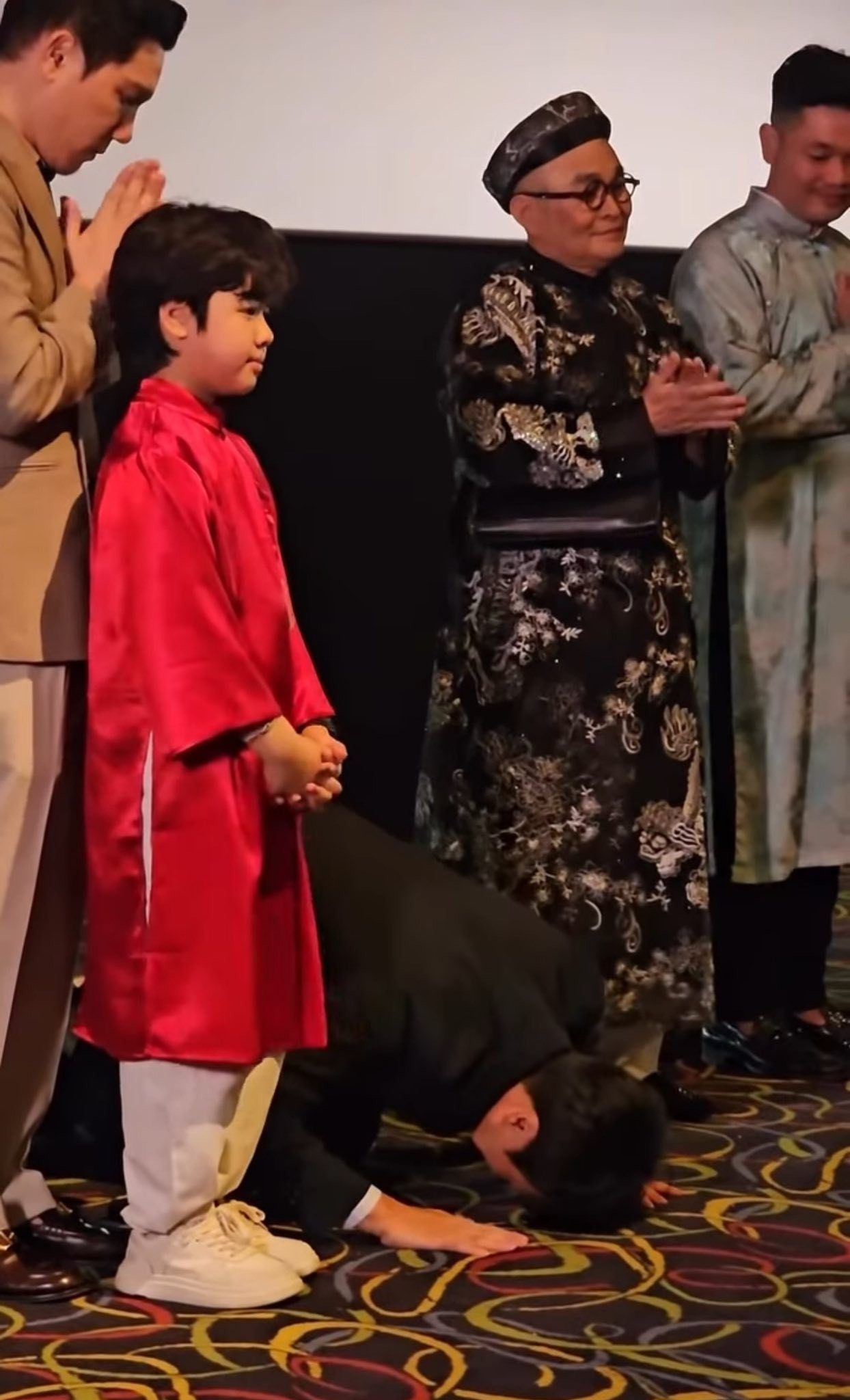 Ông Kim Jin Keun - Tổng giám đốc Lotte Entertainment - bất ngờ quỳ gối trước toàn bộ khán phòng trong buổi cinetour Mùi phở vào Mùng 2 Tết.