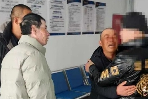 Anh trai mang tấm ảnh ố vàng, vượt 900km tìm em mất tích hơn 20 năm