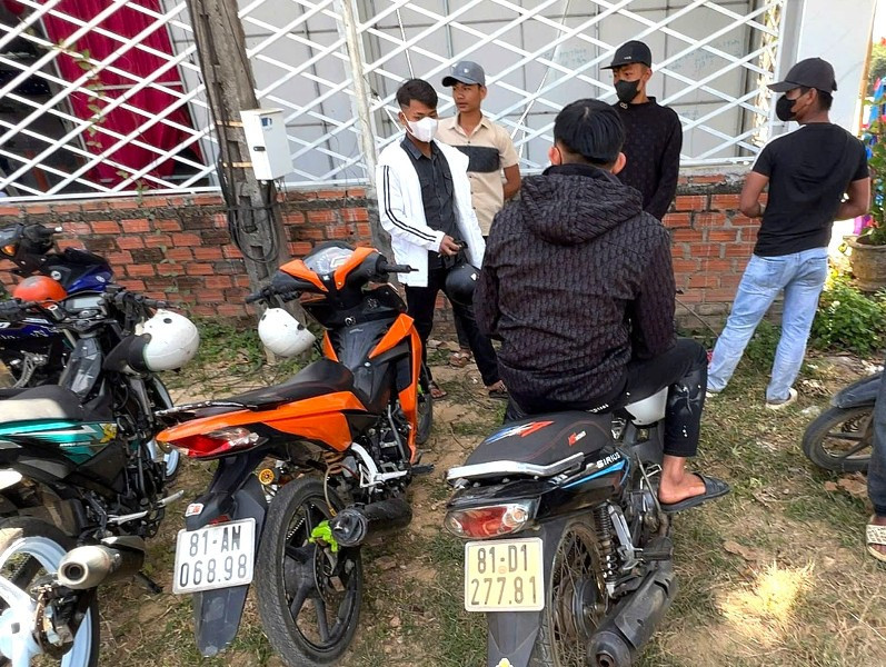 Nhóm thanh niên chạy vào đám cưới 1.jpg