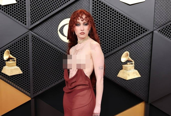 Chiếc váy làm lu mờ thảm đỏ Grammy 2026