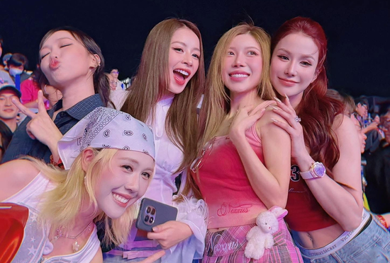 Dàn sao tại fan concert Hòa Minzy: Thúy Ngân khác lạ, Trường Giang tự tay làm 1 việc trong hậu trường