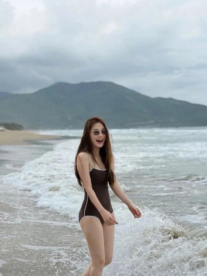 sao viet 2 2 diem my 9x khoe voc dang nuot na hinh anh 1