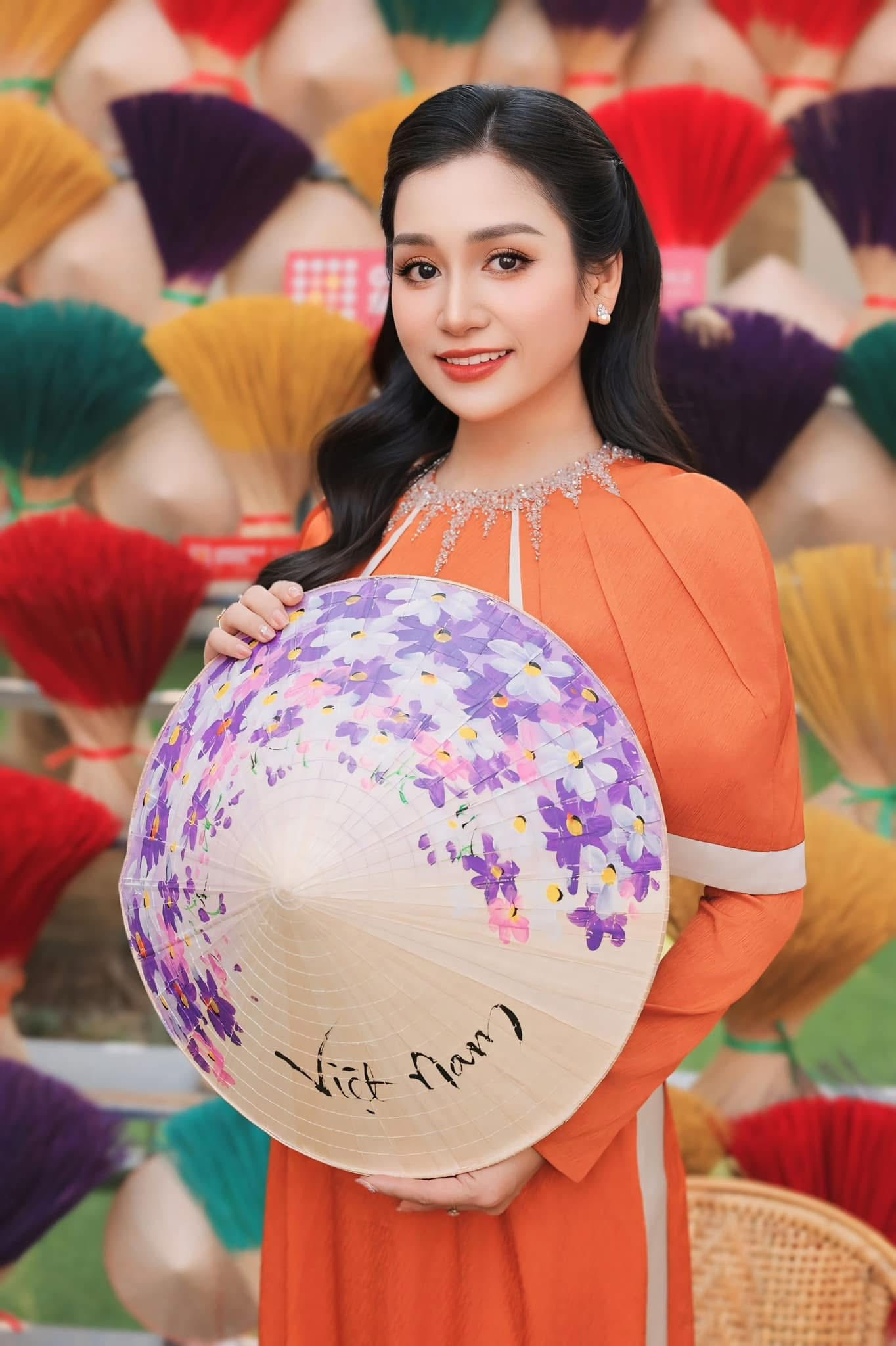 MC Thanh Mai nổi bật với áo dài Tết truyền thống và hiện đại năm 2026 - Ảnh 10.