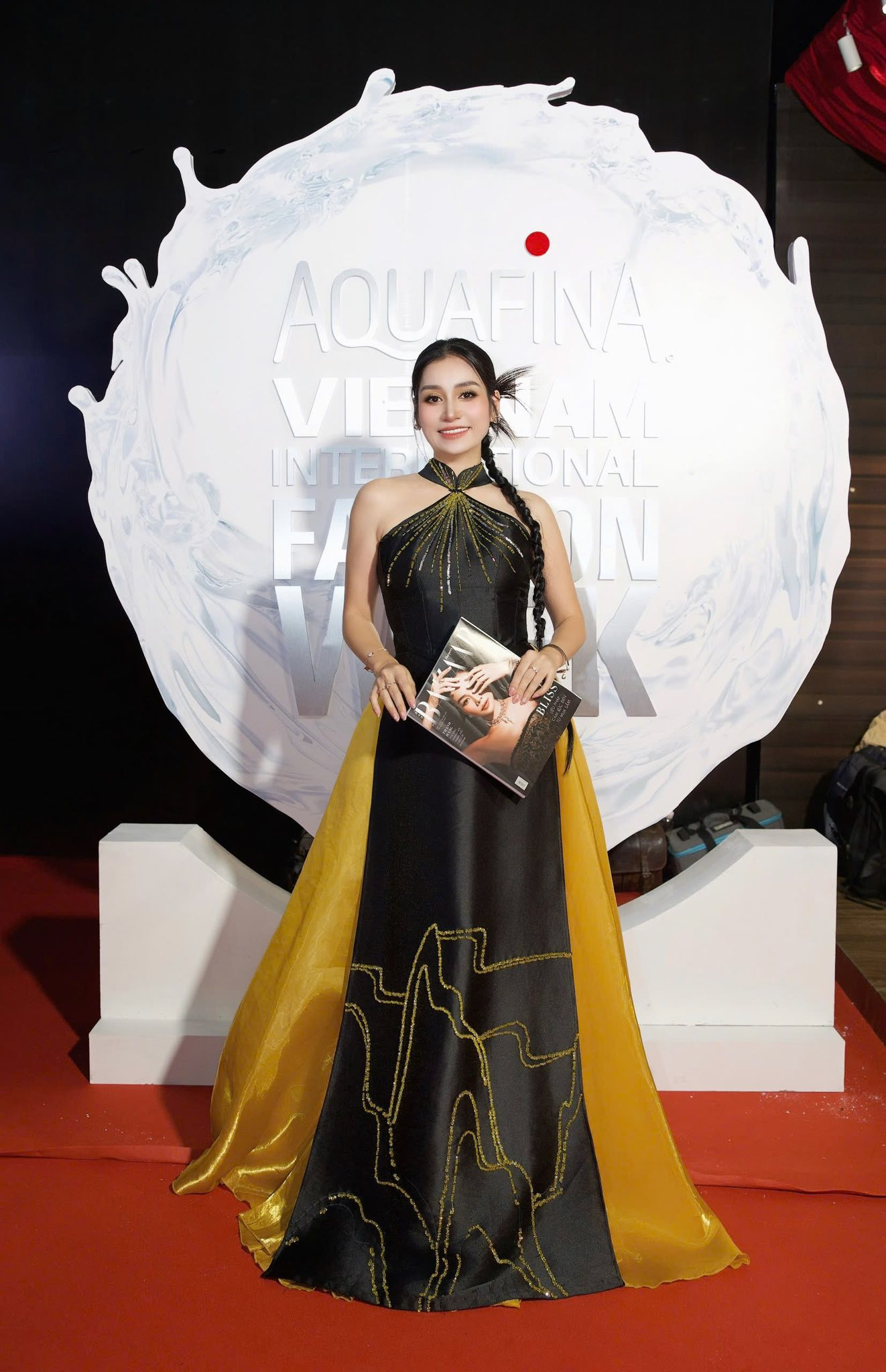 MC Thanh Mai nổi bật với áo dài Tết truyền thống và hiện đại năm 2026 - Ảnh 9.