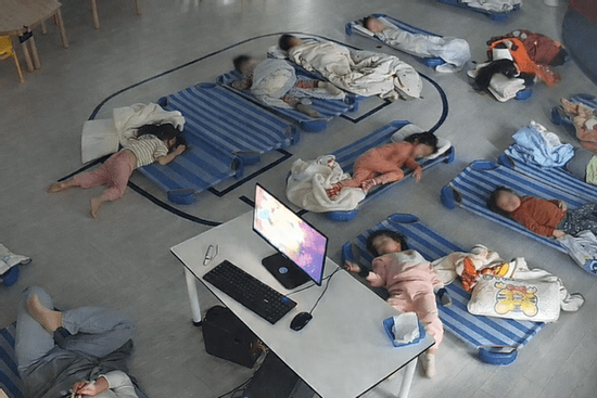 Bức ảnh giờ ngủ trưa ở trường mầm non gây xôn xao, dân mạng bùng nổ tranh luận