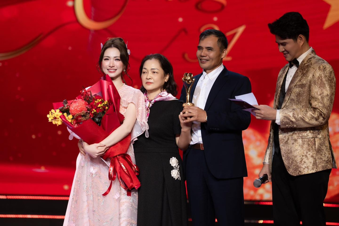 Sân Khấu Trao Giải Và Câu Chuyện Spotlight Từ Vụ Trấn Thành, Hòa Minzy 624002614-1443478833802429-6239372539274943653-N.jpg