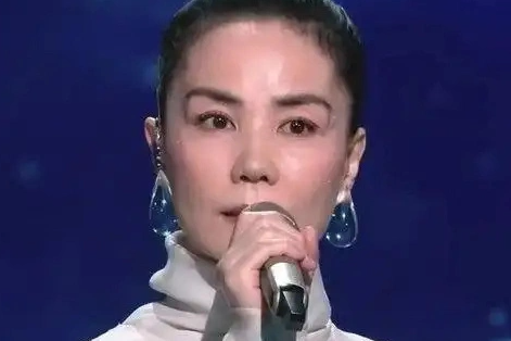 Bông tai hình giọt nước diva Vương Phi đeo trở thành chủ đề nóng trên mạng xã hội