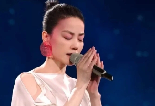 Bông tai hình giọt nước diva Vương Phi đeo trở thành chủ đề nóng trên mạng xã hội - Ảnh 2