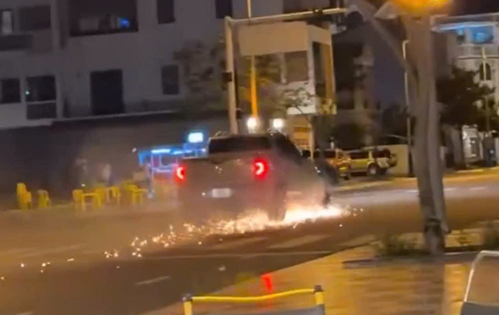 ô tô bán tải kéo lê xe máy tóe lửa gần 1km trên đường, 1 người tử vong.jpg