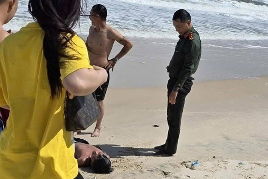 Quên mình giữa biển động, đại úy công an cứu sống 2 cháu nhỏ