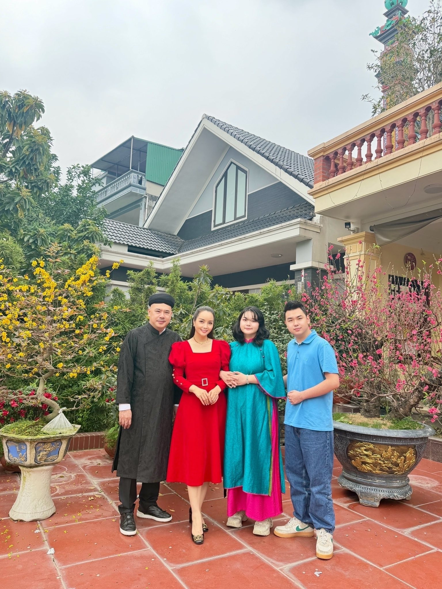 Tết ấm áp trong vòng tay nội - ngoại của gia đình Mai Thu Huyền - Ảnh 9.