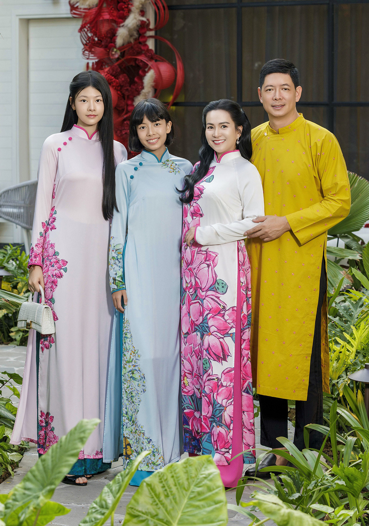 Vợ Bình Minh mang giày 10 cm vẫn 'lép vế' chiều cao bên chồng con - Ảnh 1.