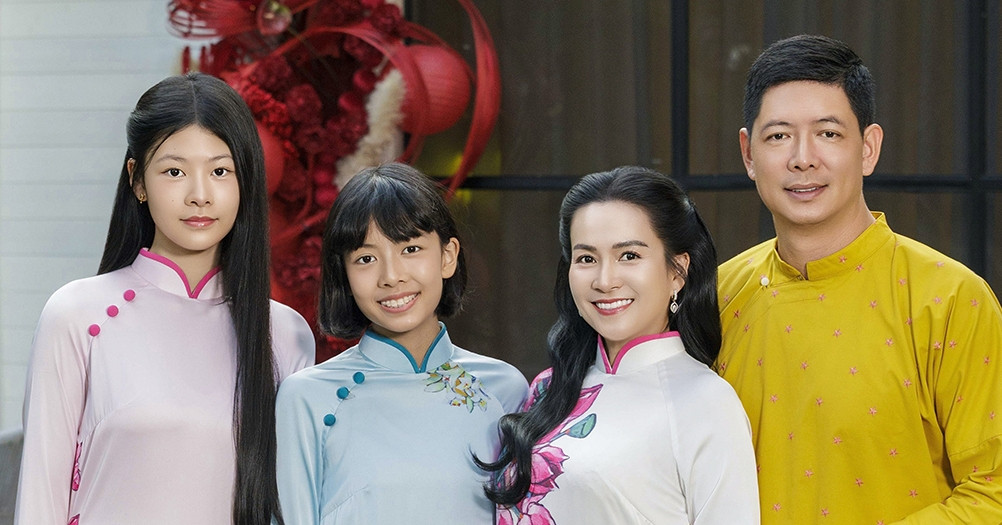 Gallery - Vợ Bình Minh mang giày 10 cm vẫn lép vế chiều cao bên chồng con