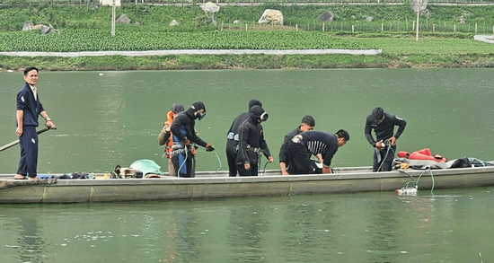 Vụ lật thuyền chở cả gia đình trên sông Gianh: Đã tìm thấy thi thể người ông