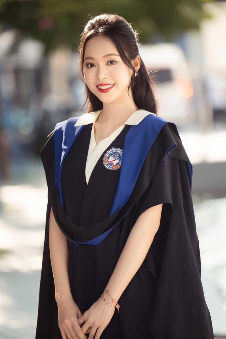 Á hậu Thuỳ Linh tập trung theo đuổi con đường học vấn.