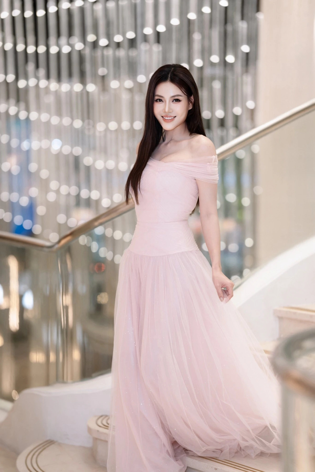 nhan sac nu dien vien dong cung voi nghe si xuan hinh trong mui pho hinh anh 4