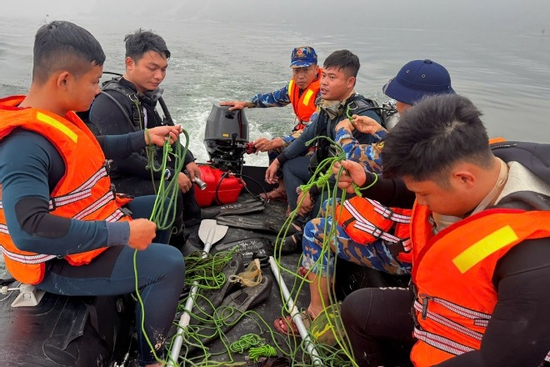 Đặc công Hải quân tìm thấy 1 thi thể vụ lật tàu chở khách trên hồ Thác Bà