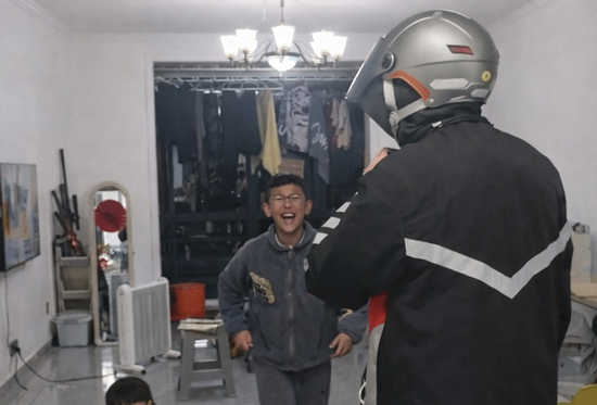 Đêm Giao thừa giao hàng đến 2 giờ sáng mới về, anh shipper gặp cảnh tượng rơi nước mắt khi vừa mở cửa nhà