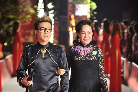 Nam ca sĩ lấy vợ hơn 8 tuổi, không con cái vẫn hạnh phúc: U60 tối nào cũng hôn chúc vợ ngủ ngon