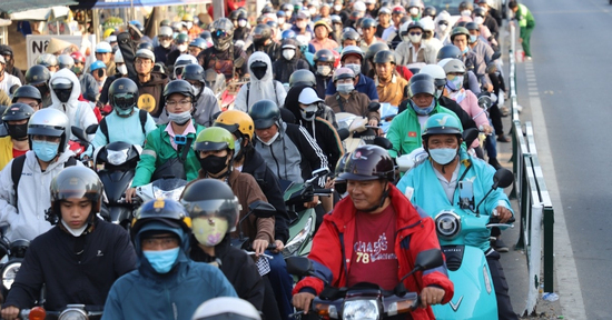 Trở lại TPHCM sau Tết, dòng người kẹt cứng 2km ở phà Cát Lái