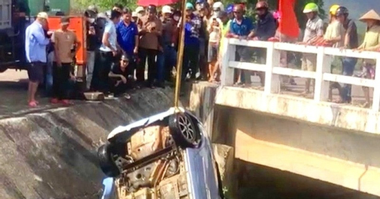 Danh tính hai nạn nhân tử vong được phát hiện cùng ô tô dưới kênh ở Gia Lai
