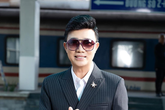 Nam ca sĩ Việt 61 tuổi không vợ con, nổi tiếng giàu có, chăm sóc hơn 20 cháu