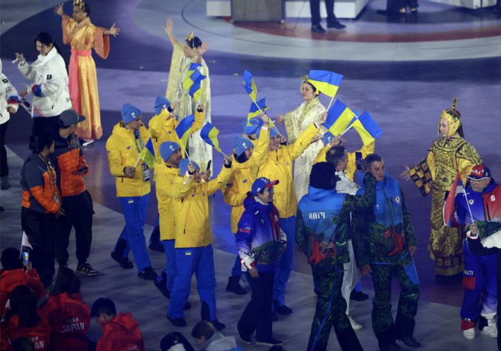 Đoàn vận động viên Ukraine diễu hành trong lễ bế mạc.