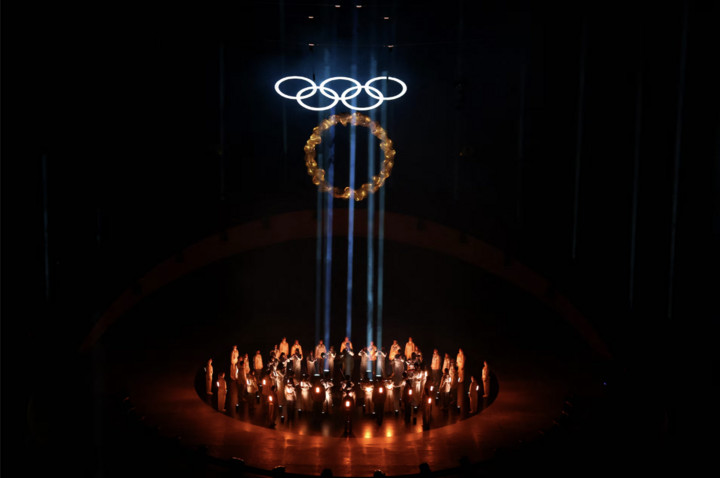 Các nghệ sĩ biểu diễn cùng biểu tượng Năm vòng tròn Olympic trong lễ bế mạc Thế vận hội Milano Cortina 2026.