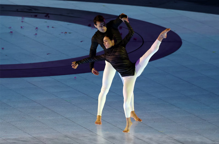 Các vũ công biểu diễn trong lễ bế mạc.