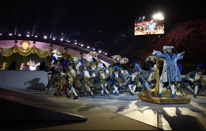 Các nghệ sĩ biểu diễn trong lễ bế mạc.