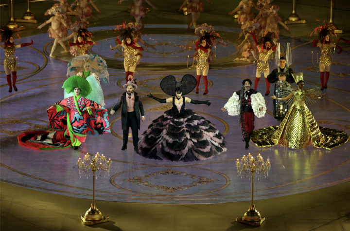 Các ca sĩ opera Vincenzo Costanzo và Carolina Lopez Moreno biểu diễn trong lễ bế mạc.