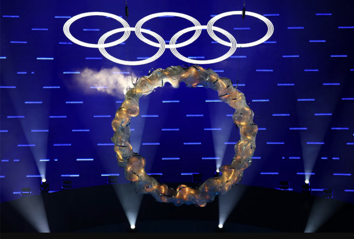 Các vòng tròn Olympic xuất hiện trong lễ bế mạc.