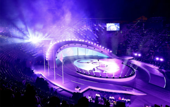 Toàn cảnh sân khấu khi các bức ảnh của nhiếp ảnh gia Italy Marco Delogu được trình chiếu trong lễ bế mạc.