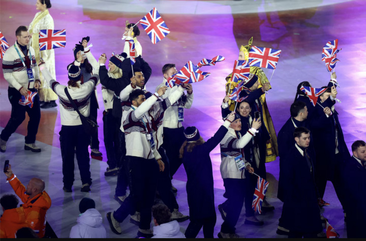 Đoàn vận động viên Anh diễu hành trong lễ bế mạc.