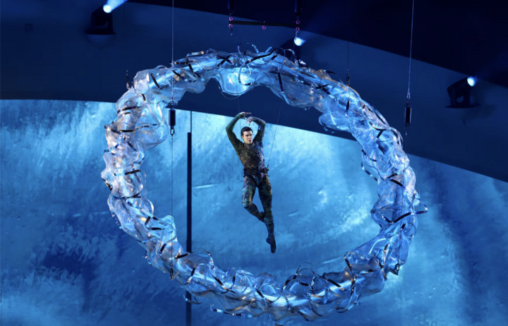 Vũ công ballet Roberto Bolle biểu diễn trong lễ bế mạc.