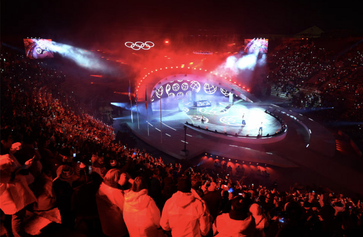 Nhóm nhạc Major Lazer cùng các ca sĩ MO, Nyla và Alfa biểu diễn trong lễ bế mạc.