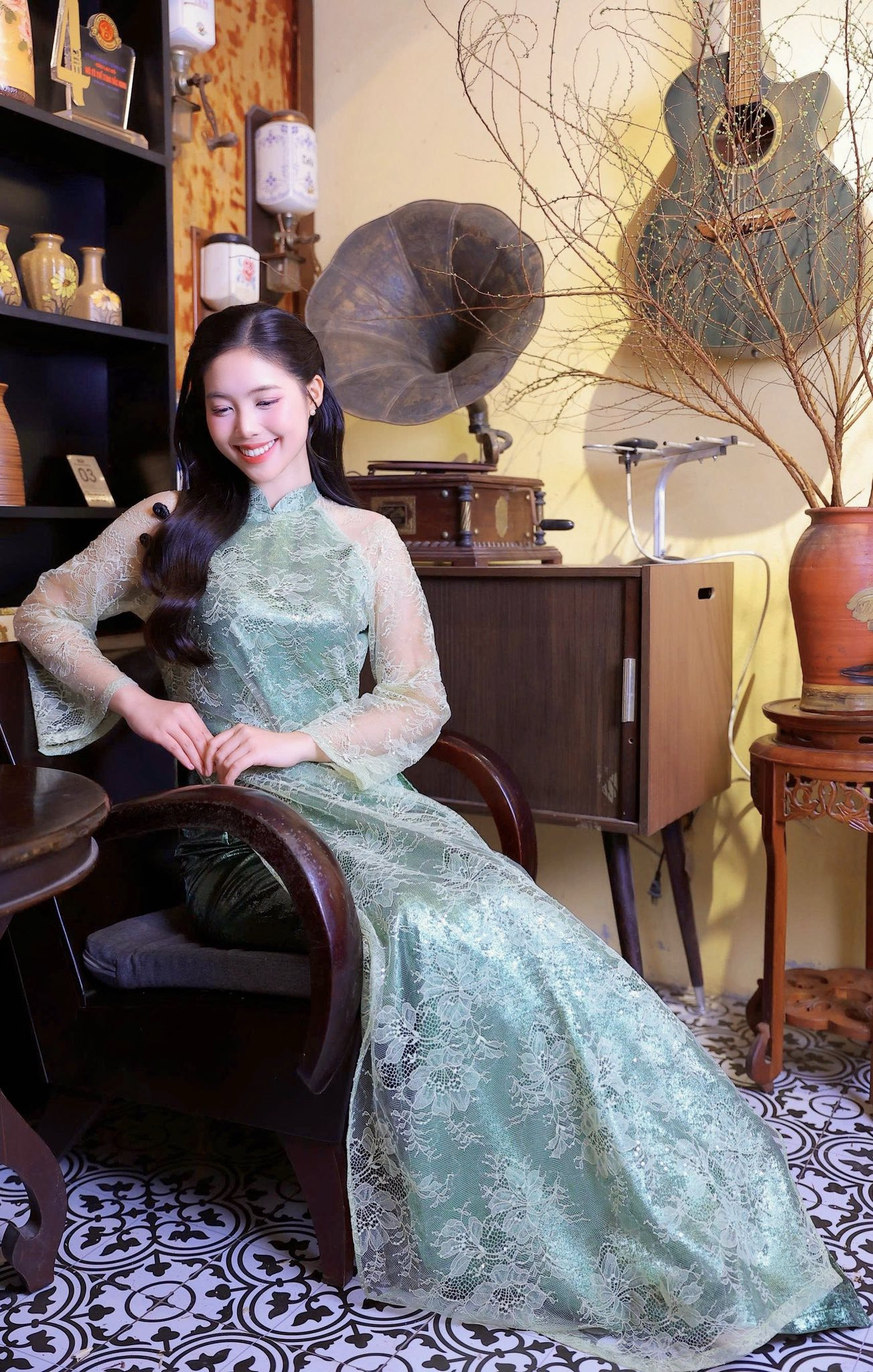 Nữ thiếu úy là Á hậu Việt Nam gây chú ý - Ảnh 4.