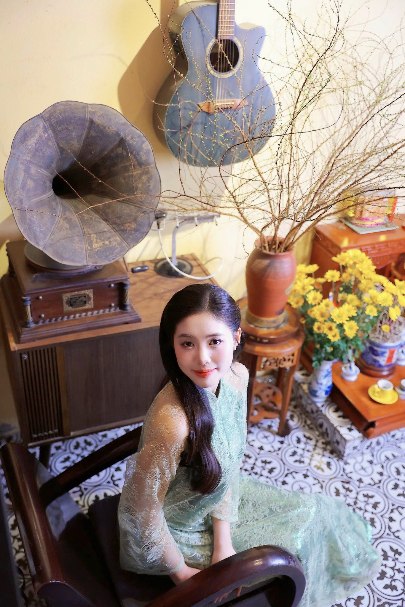 Nữ thiếu úy là Á hậu Việt Nam gây chú ý - Ảnh 5.