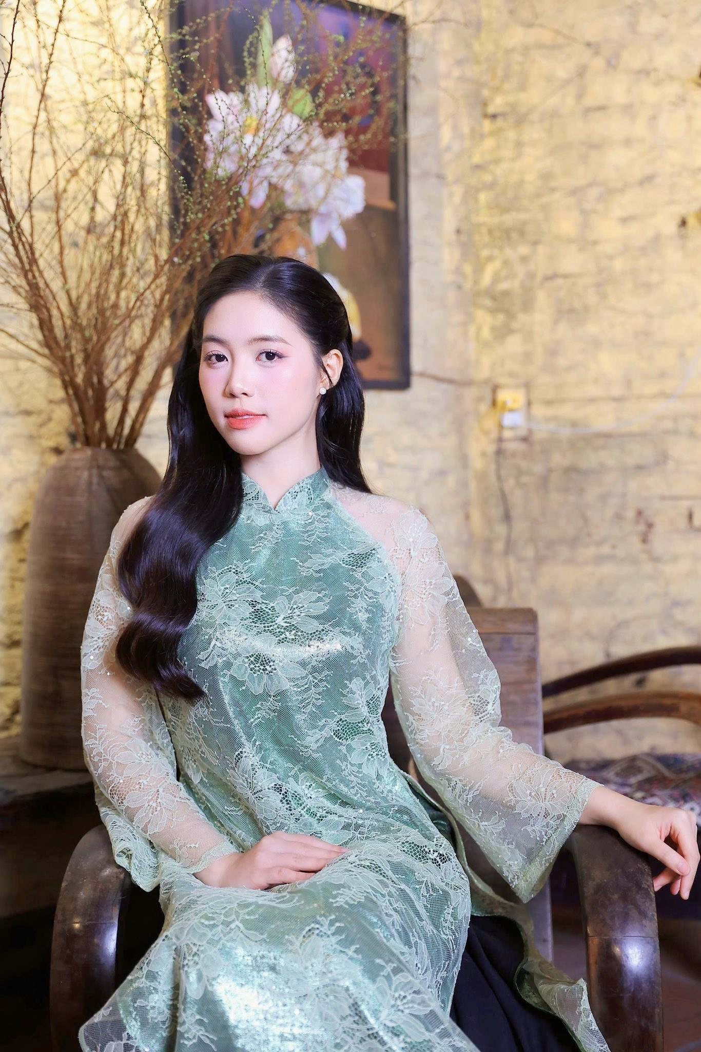 Nữ thiếu úy là Á hậu Việt Nam gây chú ý - Ảnh 3.