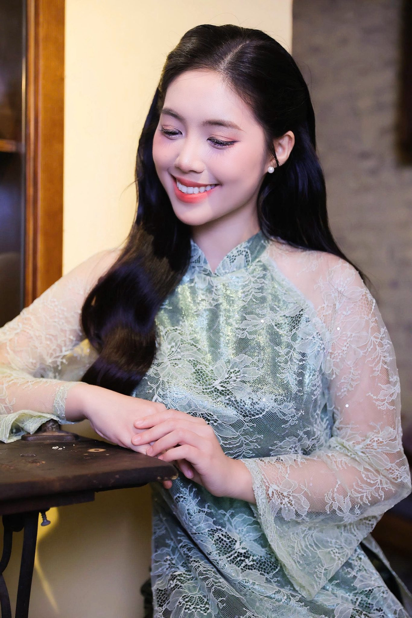 Nữ thiếu úy là Á hậu Việt Nam gây chú ý - Ảnh 2.