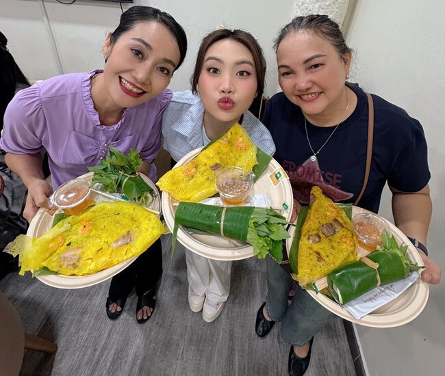 Phương Mỹ Chi mê mẩn món bánh ở chợ quê từng nhiều lần lọt top món ngon nhất thế giới - Ảnh 1.