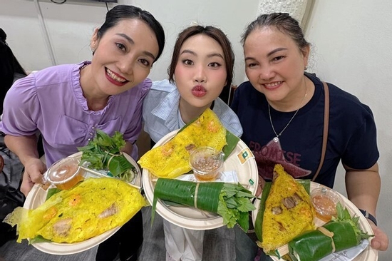 Phương Mỹ Chi mê mẩn món bánh ở chợ quê từng nhiều lần lọt top món ngon nhất thế giới