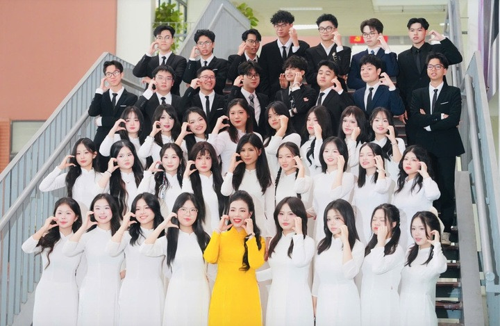 Trần Bùi Bảo Khánh cùng tập thể lớp 12 Sinh của Trường THPT Chuyên Hà Nội - Amsterdam.