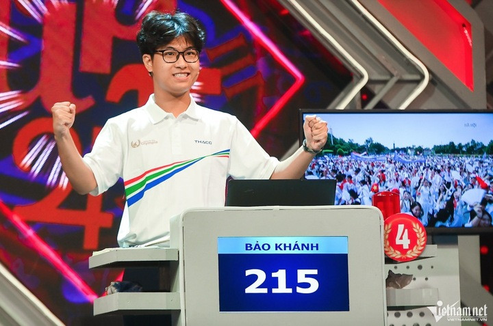 Trần Bùi Bảo Khánh - Quán quân Đường lên đỉnh Olympia năm thứ 25, hiện là học sinh lớp 12 Sinh của Trường THPT Chuyên Hà Nội - Amsterdam (Hà Nội).